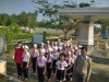Thầy trò Trường TH Đỗ Thế Chấp trang nghiêm trước Đài tưởng niệm các anh hùng liệt sĩ xã Tam Xuân.