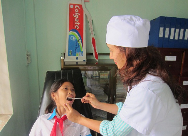 Chăm sóc răng miệng ở một trường tiểu học trong huyện