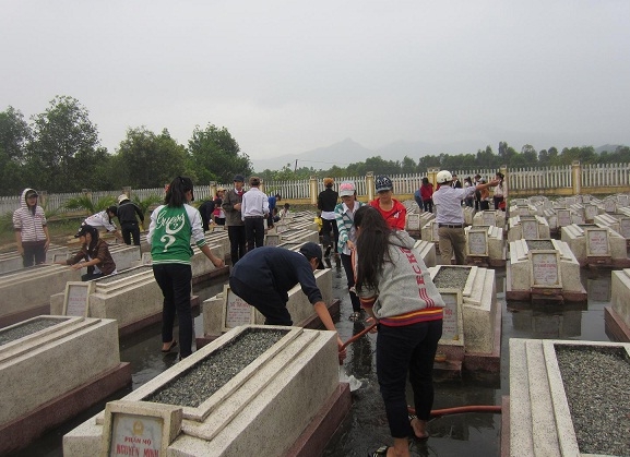 Ảnh : Chăm sóc Nghĩa trang Liệt sĩ xã Tam Nghĩa