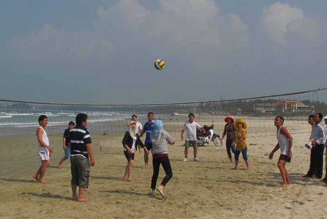 Trận bóng chuyền đang diễn ra ở bãi biển