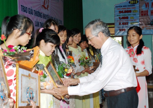 Đ/c Phạm Văn Quyện trao giải thưởng cho các em học sinh
