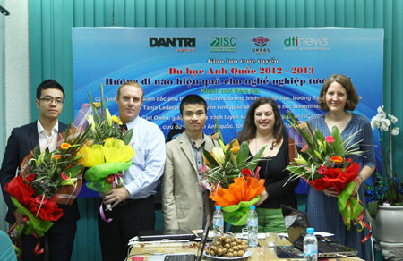 PTBT Báo Dân trí Phạm Tuấn Anh (giữa) tặng hoa khách mời tham gia buổi giao lưu Du học Anh quốc 2012-2013 "Hướng đi nào hiệu quả cho nghề nghiệp tương lai"